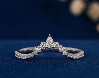 Anello nuziale a chevron con diamanti sintetici a forma di pera e rotonda, anello minimalista curvo impilabile, argento 925 o oro massiccio, idea regalo