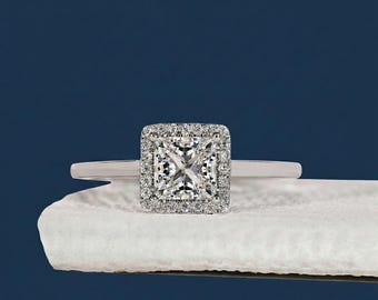 Anello di fidanzamento in oro massiccio con diamante Halo da 1,00 ct taglio principessa e diamanti coltivati in laboratorio