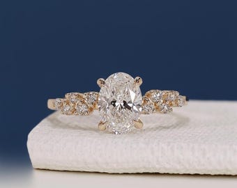 Anello di fidanzamento con diamante ovale creato in laboratorio / Oro massiccio, pietre laterali rotonde