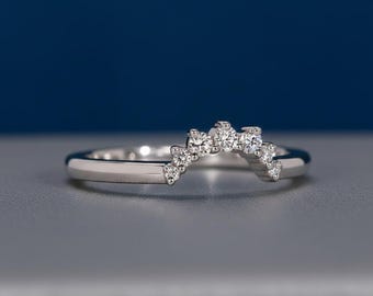 Anillo de boda curvo con diamantes cultivados en laboratorio, anillo minimalista apilable, regalo de aniversario en oro de 14 quilates.