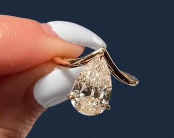 Anillo de compromiso solitario con diamante sintético en forma de pera de 6 quilates (certificado por IGI).