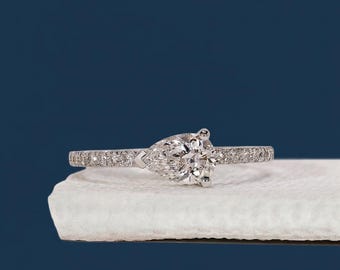 Anello di fidanzamento con diamante a forma di pera da 0,67 ct, fascia in oro massiccio con pavé