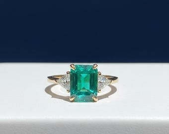 Anillo de compromiso de oro con diamante cultivado en laboratorio de talla esmeralda de 2,00 ct VVS2 y 0,60 ct de piedras laterales de un billón. Certificado IGI.