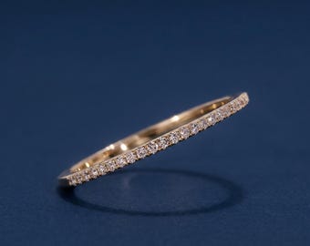 Fede nuziale minimalista con diamanti, anello con diamante creato in laboratorio, anello sottile impilabile in oro, delicata fede eternity per donna