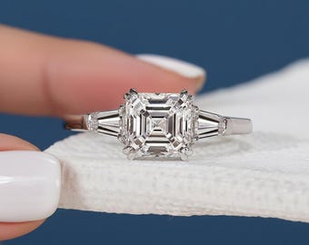 Anello di fidanzamento con diamante di laboratorio taglio Asscher / Oro bianco 14k, taglio baguette conico