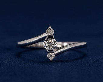 Anello minimalista con diamante sintetico, fede nuziale curva, anello di promessa con diamante rotondo, delicato anello in oro per donna