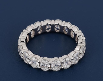 Anillo de compromiso ovalado con diamantes cultivados en laboratorio de 3,70 quilates en total, en oro de 10k, 14k o 18k.