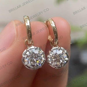 Pendientes colgantes de aro Gypset de 2 quilates con moissanita redonda y diamantes engastados en oro de 14k estilo georgiano.