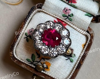 Anillo de compromiso estilo georgiano con halo de margaritas, rubí rojo de talla ovalada, engaste de rubí rojo y diamantes simulados, diseño floral.