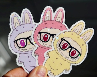 Pegatina de monstruo Labubu / Labubu con gafas / Calcomanía de vinilo impermeable con laminado brillante /