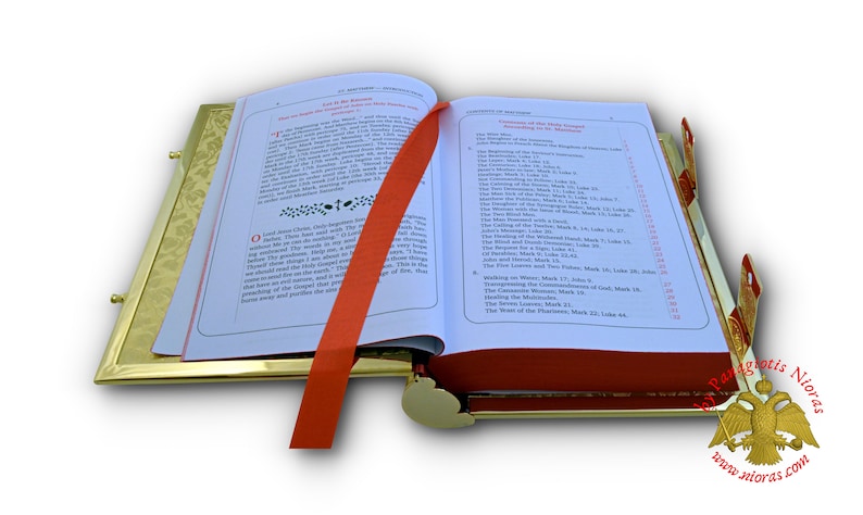 Puede incluir: Un libro abierto, con bordes dorados, con un marcador de cinta roja. El libro tiene una cubierta de cuero rojo y p&aacute;ginas blancas con texto negro. El texto de la p&aacute;gina derecha enumera "Milagros de Nuestro Santo Salvador y los Ap&oacute;stoles" con una lista numerada de milagros.