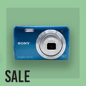 Puede incluir: Cámara digital Sony Cyber-shot azul con lente plateada y texto "SALE" en negro. La cámara tiene una resolución de 16,1 megapíxeles y zoom óptico 6x.