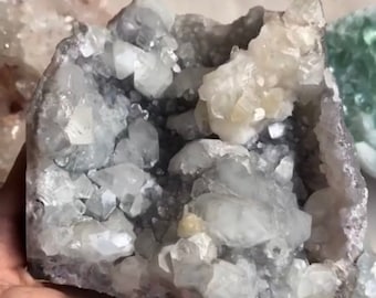 Gran cristal de apofilita sobre calcedonia azul, pieza destacada, brillante espécimen mineral de racimo de zeolita, colección del Museo de Gemas