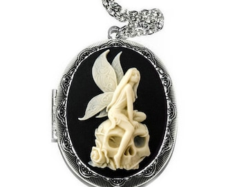 Colar vintage com pingente de caveira de anjo em tons de creme e preto, com detalhes ornamentados em prata.