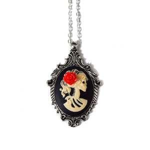 Collar con colgante de camafeo de esqueleto elegante: elegante y atrevido