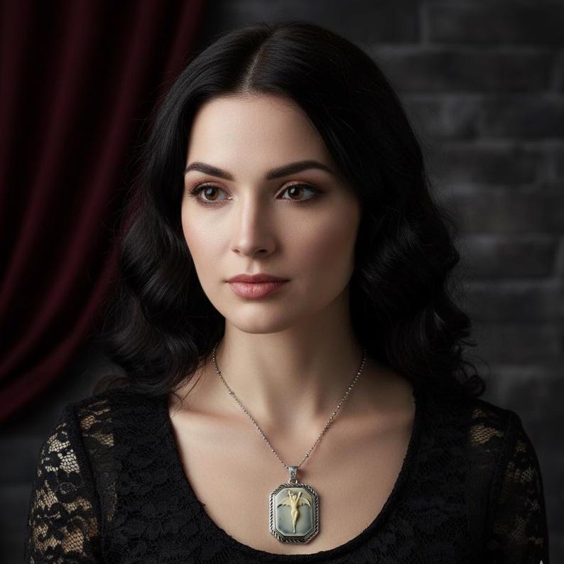 Colar com camafeu de morcego vampiro: Pingente gótico vitoriano, prata/bronze antigo imagem 4