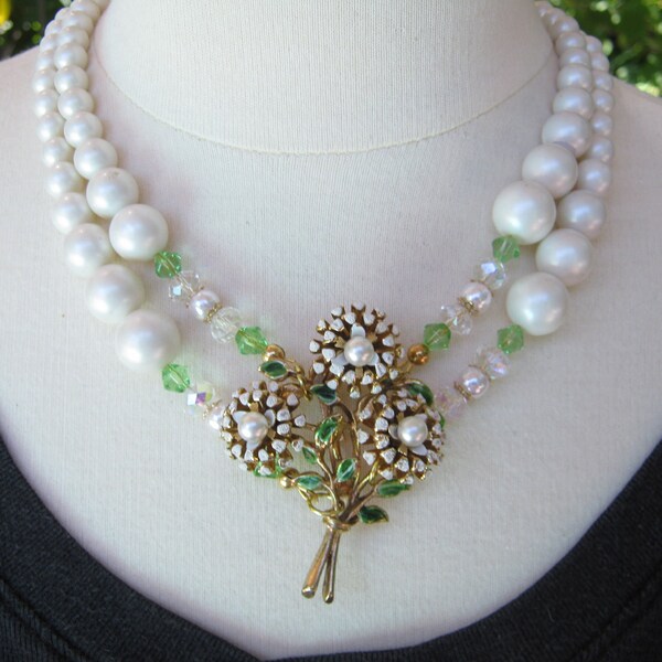 Collar de declaración, recuperado, vintage, perla, babero, flor de esmalte, novia, boda, Jennifer Jones, multihebra, blanco, OOAK, el día perfecto