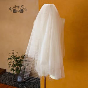 Puede incluir: Un juego de tres tazas de cerámica con un acabado mate moteado. Las tazas son en tonos crema, gris y negro. Cada taza tiene un diseño simple y moderno, perfecto para café o té. Las tazas están apiladas una encima de la otra.