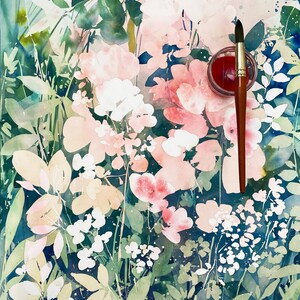 Op de afbeelding: Waterverfschilderij van een bloemmotief in roze, wit en groen op een donkerblauwe achtergrond. Een klein potje rode verf en een penseel bevinden zich in de rechterbovenhoek van het schilderij.