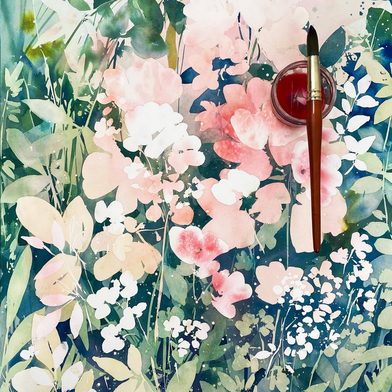 Op de afbeelding: Waterverfschilderij van een bloemmotief in roze, wit en groen op een donkerblauwe achtergrond. Een klein potje rode verf en een penseel bevinden zich in de rechterbovenhoek van het schilderij.