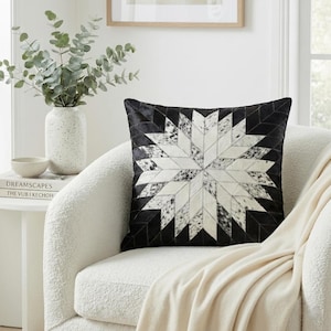 Può includere: Un set di tre tazze in ceramica con finitura opaca e macchiettata. Le tazze sono nei toni del crema, grigio chiaro e grigio scuro. Ogni tazza ha un design semplice e minimalista e un manico arrotondato.