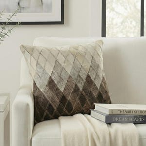 Op de afbeelding: Een rustiek houten bord met de tekst "Welcome to our home" in witte letters. Het bord heeft een verweerde afwerking en een eenvoudig, uitnodigend ontwerp, ideaal voor voordeurdecoratie.