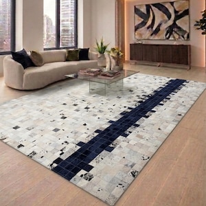 Natürlicher Rindslederteppich, Blau-Ivory Pixel-Mosaik-Design, echte Kuhhaut, anpassbare Patchworkmuster