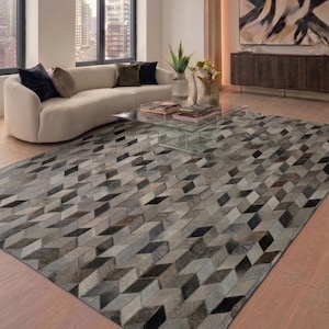 Alfombra de piel de vaca con diseño de rombos grises, cuero natural.