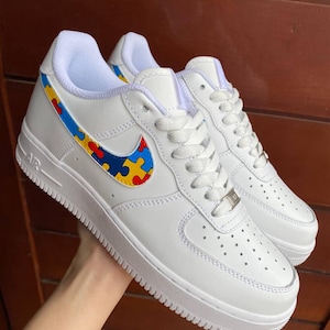 Air Force 1 Autism Awareness, handgemalt für Kinder: Regenbogen Puzzle Swoosh