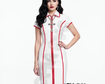 OPIA PVC glanzend witte gotische mini-jurk – wetlook glanzende bodycon met karmozijnrode contrasterende biezen – Alternatieve jurk-outfit met ritssluiting aan de voorkant