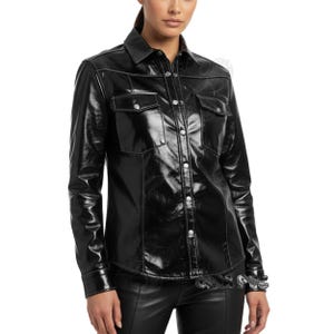 Camicia da donna in PVC nero lucido - Top con bottoni effetto bagnato - Giacca con dettagli gotici a bottoni - Abbigliamento moda ALT - Camicia da donna stile motociclista