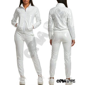 Könnte beinhalten: Weißer PVC-Trainingsanzug mit Reißverschlussjacke und passender Hose. Die Jacke hat einen Stehkragen und die Hose einen elastischen Bund. Das glänzende Material reflektiert das Licht. Das Outfit wird von vorne und hinten gezeigt, was das sportliche Design hervorhebt.