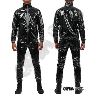 Puede incluir: Un chándal negro de PVC de dos piezas. La chaqueta tiene un cuello alto y una cremallera completa. Los pantalones tienen cintura y puños elásticos. El material brillante refleja la luz, creando una apariencia brillante. El conjunto se muestra desde la parte delantera y trasera.