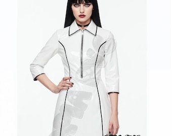 OPIA glanzend witte gotische mini-jurk van pvc – wetlook glanzende bodycon – alternatieve jurk met ritssluiting aan de voorkant met zwarte contrasterende rand en kraag