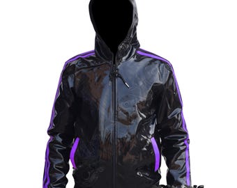Glanzend zwart pvc-jack met capuchon | Glanzend wetlook uniseks jack met paarse strepen | Streetwear met atletische bomberjacks | Gotische cyberpunkmode