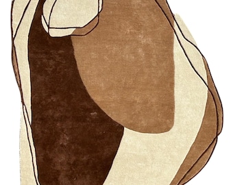 Könnte beinhalten: Abstrakter Teppich mit einzigartigem Design. Er zeigt braune, beige und dunkelbraune Formen mit schwarzen Umrissen. Das Design des Teppichs ist modern und künstlerisch, passend für verschiedene Einrichtungsstile. Maße in Zentimetern.