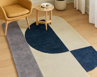 Alfombra geométrica asimétrica con mechones: Alfombra moderna de bloques de color en azul marino, gris y crema.