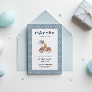 Invito Primo Compleanno Bambino Digitale Orsetto Macchinina - Biglietto Festa Personalizzabile Stampabile - Tema Baby Auto Palloncini Blu