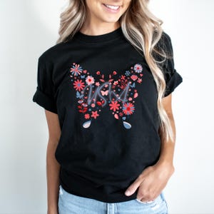 Camiseta de EE. UU., Camiseta de EE. UU. con mariposas, Camiseta de Estados Unidos, Camiseta del 4 de julio, Camiseta patriótica floral, Camiseta de EE. UU., Bandera estadounidense, Camiseta patriótica