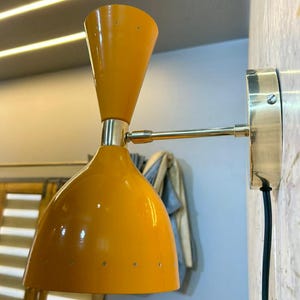 Mid Century Modern gelbe italienische Diabolo Wandleuchten: Retro Waschtischleuchten