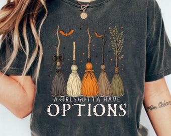 Ein Mädchen muss Optionen Komfortfarben haben, Retro Halloween T-Shirt, Hexen Halloween Shirt, gruselige Saison Gefühl Witchy Shirt, trendiges Halloween
