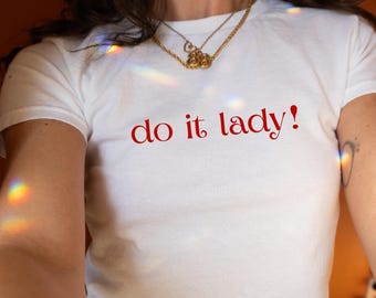 Camiseta de bebé "Do It Lady", divertida y ajustada para mujer, con meme viral de estética Y2K de los 90, camiseta con gráficos modernos para bebé, camiseta de estilo retro suave para mujer