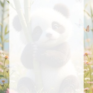 Può includere: Illustrazione di un simpatico panda bianco e nero che tiene steli di bambù, sullo sfondo di fiori e farfalle. Lo sfondo presenta un cielo azzurro chiaro ed erba verde, creando una scena incantevole e infantile.