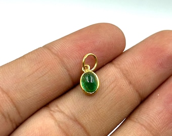 Pingente de esmeralda em ouro 14K: colar oval com pedra preciosa verde