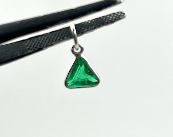 Pingente de Esmeralda Verde Sintética em Prata ou Ouro – Berloque com Gema de Corte Triangular – Colar com Pedra do Mês de Maio – Joia Ecológica