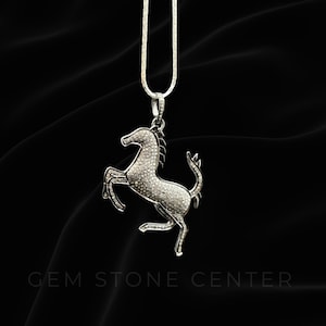 Collar con colgante de caballo – Charm de semental encabritado en plata de ley con circonitas – Regalo de joyería ecuestre para amantes de los caballos