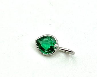 Pingente de coração de esmeralda prateado ou dourado | Pingente de pedra preciosa verde | Joia com pedra de nascimento de maio | Pingente delicado de colar de esmeralda