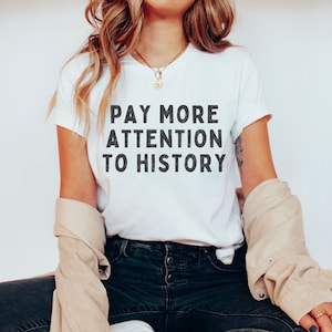 Shirt für Geschichtsliebhaber mit abgenutztem Text: Pay More Eye To Love | Geschenk für Geschichtsmajor oder Professor, Geschichtslehrer-T-Shirt