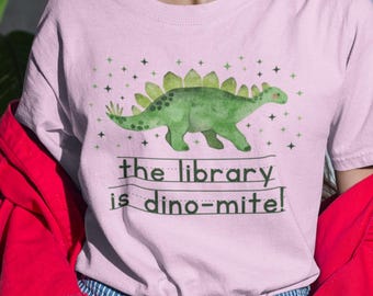 Dinosaur School Librarian Tee Shirt for Back to School, Funny and Adorable 90s Aesthetic Dinosaur Lover T-Shirt for Library Day or Bookworm