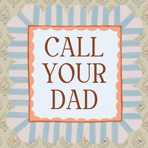 Op de afbeelding: Wenskaart met de tekst "CALL YOUR DAD" in bruine letters. De kaart heeft een lichtblauwe en oranje geschulpte rand, met blauw-witte strepen. De achtergrond heeft een beige bloemenpatroon.